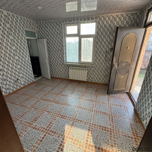 Zabrat qəsəbəsində 3 otaqlı həyət evi satılır.