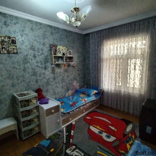 Binəqədi qəs. 6 otaqlı həyət evi satilir.