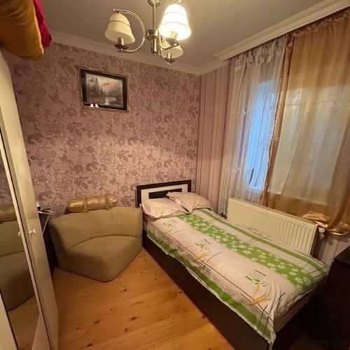 Binəqədi qəs. 3 otaqlı həyət evi satilir.