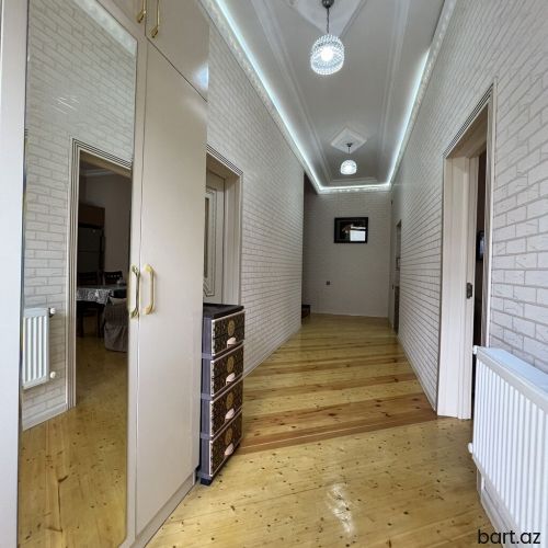 Binəqədi qəs. 4 otaqlı həyət evi satilir.