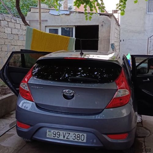 Hyundai Accent: 1.6 l | 2014 il