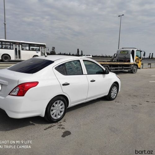 Nissan Versa: 1.6 l | 2015 il