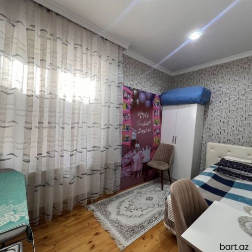 Binəqədi qəs-də 4 otaqli həyət evi satilir.