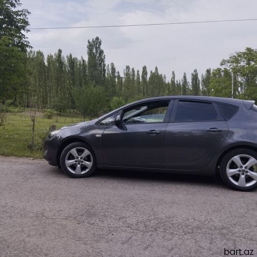 Opel Astra: 1.4 l | 2011 il