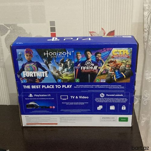 PlayStation 4 slim 500.