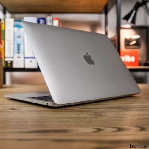 Apple M1, 8 GB, 13.3 