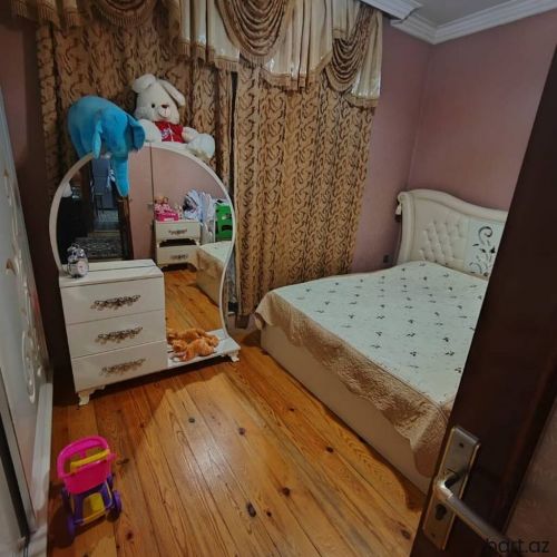 Qaraçuxur qəs. 7 otaqlı həyət evi satilir.
