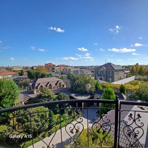 Buzovna  qəsəbəsində 6 otaqlı bağ evi