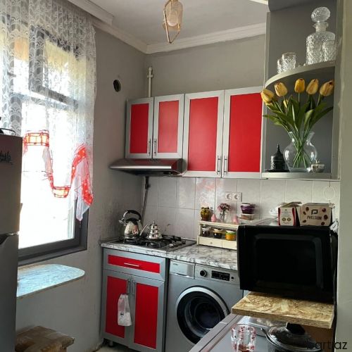 Memar Əcəmi m/t yaninda 2 otaqli mənzil satilir.