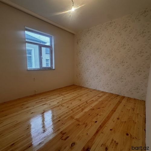 Saray qəs-də 3 otaqli həyət evi satilir.