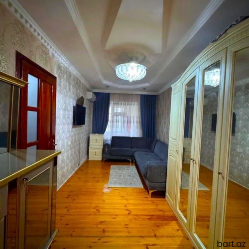 Binəqədi qəs. 6 otaqlı həyət evi satilir.