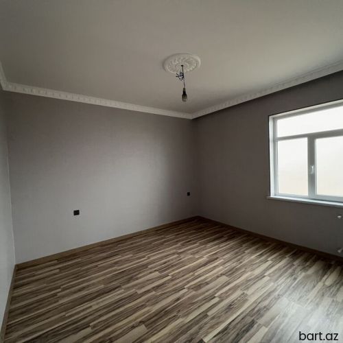 Binəqədi qəs. 3 otaqlı həyət evi satilir.