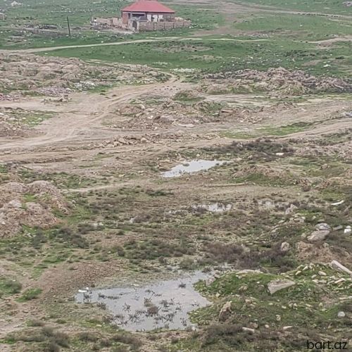 Novxanida 6 sot   torpaq sahəsi satilir.