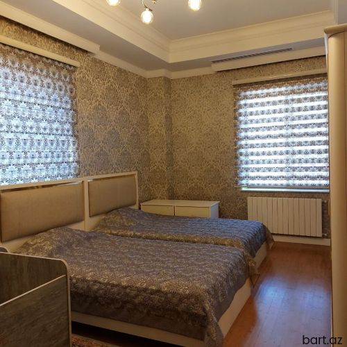 Astarada Qamışoba kən-də 8 otaqli villa satilir.