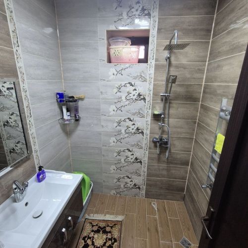 Qobustan qəs. 5 otaqlı həyət evi satilir.