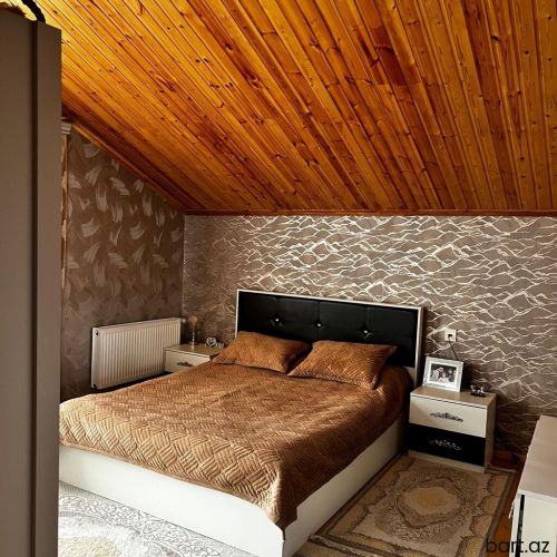 Zabrat 1 qəs-də 7 otaqlı həyət evi satilir.