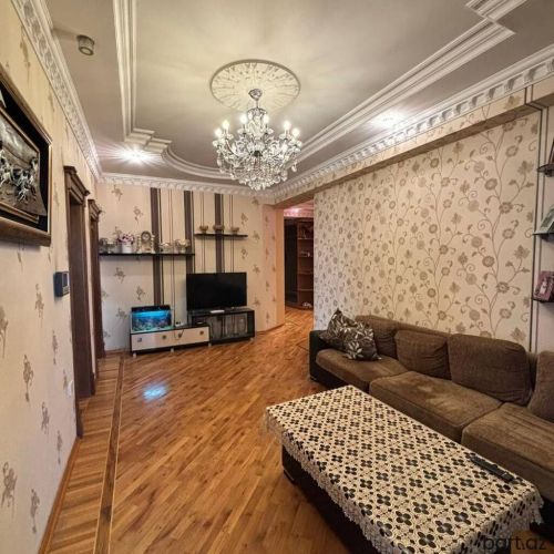 8-ci kilometrdə, 3 otaqlı mənzil satilir.