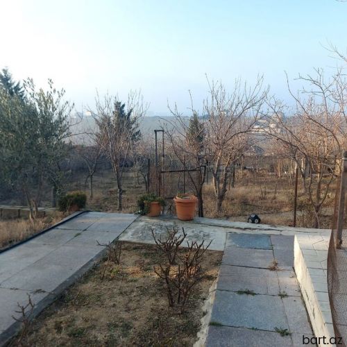Novxanida 6 otaqli həyət evi satilir.