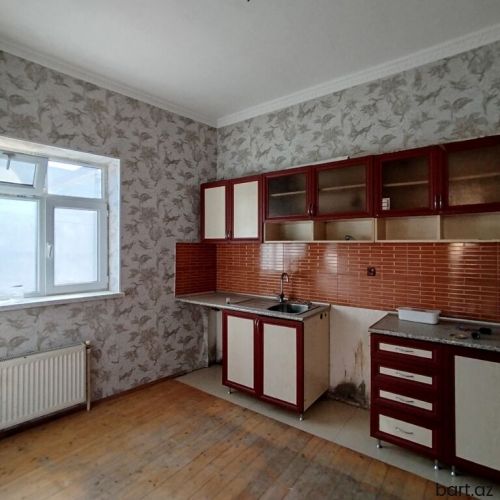 Binəqədi qəs. 2 otaqlı həyət evi satilir.