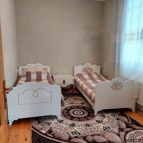 Binəqədi qəs. 4 otaqlı həyət evi satilir.