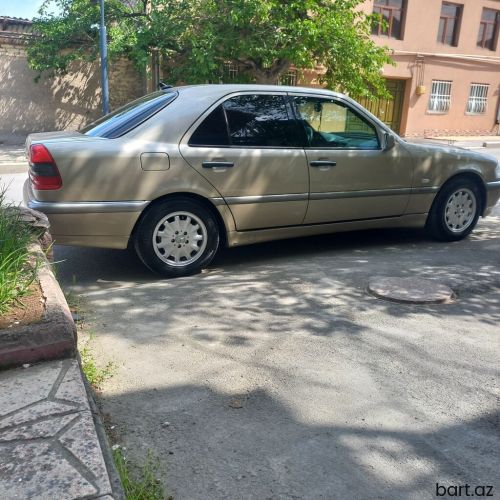 Mercedes-Benz 200: 2 l. | 2000 il