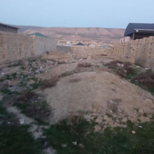 Qobu qəs-də 6 sot torpaq sahəsi satilir.