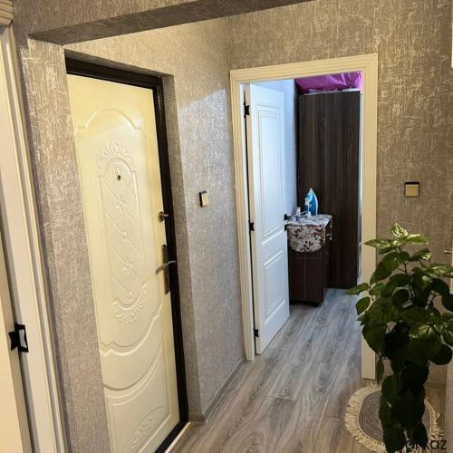 Yeni Günəşli D massivində 2 otaqli mənzil satilir.