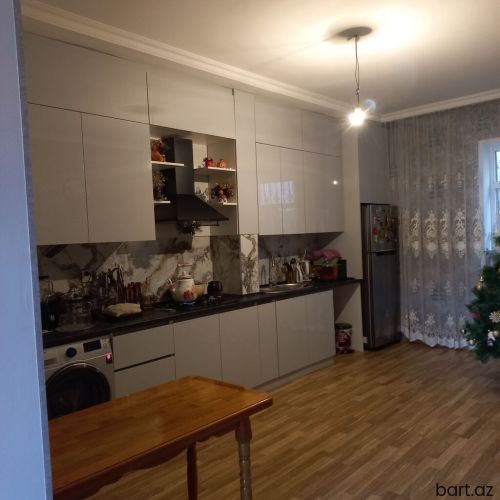 Suraxanı 4 otaqlı həyət evi satilir.