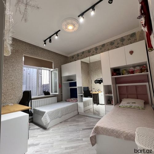 Binəqədi qəs. 4 otaqlı həyət evi satilir.