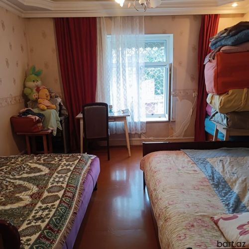 Xirdalanda 8 otaqli həyət evi satilir.