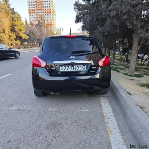 Nissan Tiida: 1.6 l | 2013 il