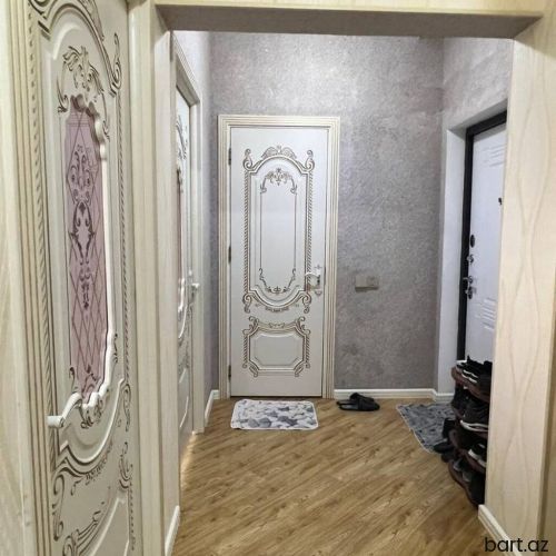 8-ci mikrorayon, 4 otaqlı mənzil satilir.