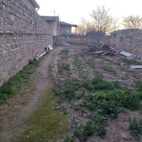 Binə qəs-də 11 sot torpaq sahəsi satilir.