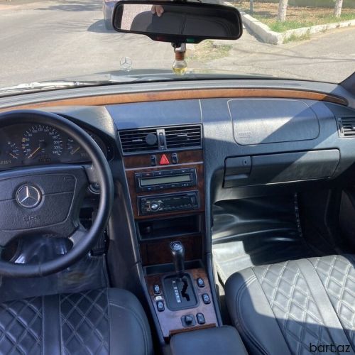 Mercedes-Benz E 200: 2.2 l. | 1995 il