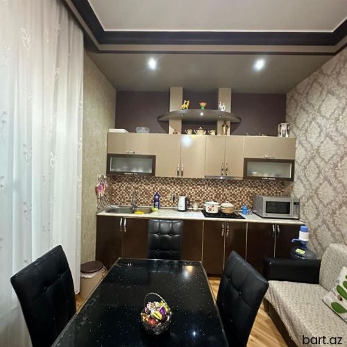Binəqədi qəs. 3 otaqlı həyət evi satilir.
