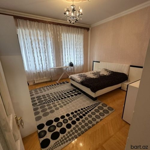 Gəncə şəhərində 8 otaqli həyət evi satilir.