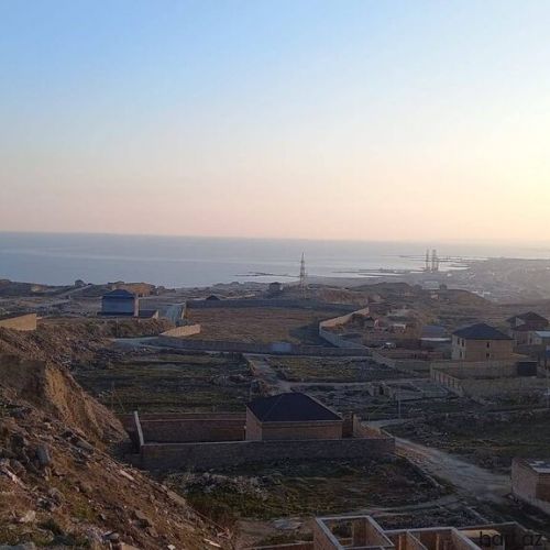 Badamdar qəs. 4 otaqlı həyət evi satilir.
