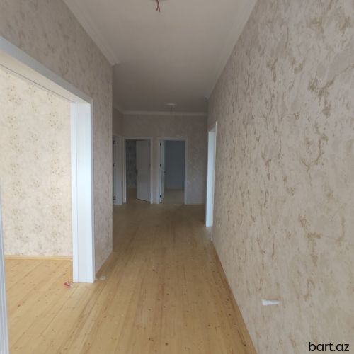 Binəqədi qəs. 4 otaqlı həyət evi satilir.