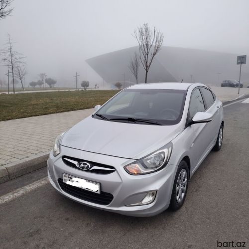 Hyundai Accent: 1.6 l | 2014 il 