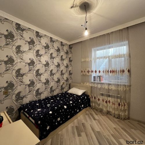 Binəqədi qəs. 4 otaqlı həyət evi satilir.