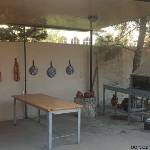 Novxanida 3 otaqli həyət evi satilir.