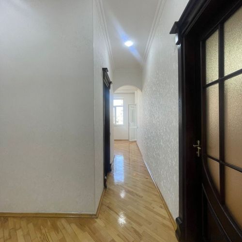 8-ci kilometrdə, 3 otaqlı mənzil satilir.