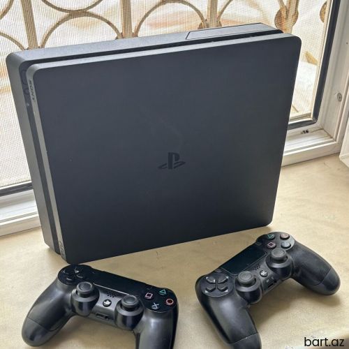 Qara rəngdə PlayStation 4 oyun konsolu. 