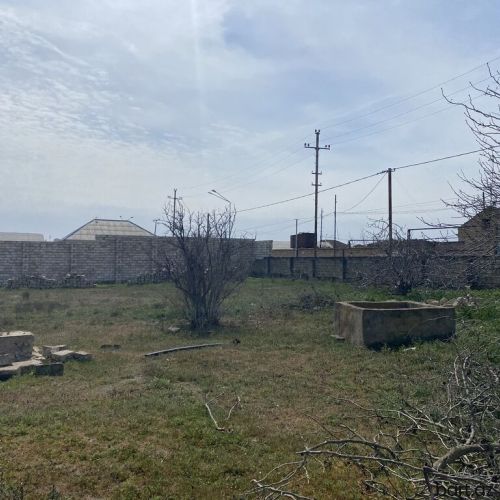 Zirə qəsəbəsində 10 sot torpaq sahəsi satılır.