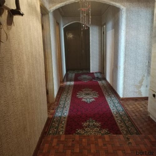 eni Günəşli Massiv D, 5 otaqlı mənzil satilir.