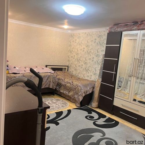 Babək pr-də 3 otaqli həyət evi satilir.
