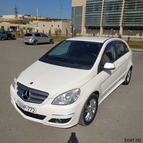 Mercedes-Benz B 180: 1.8 l. | 2010 il 