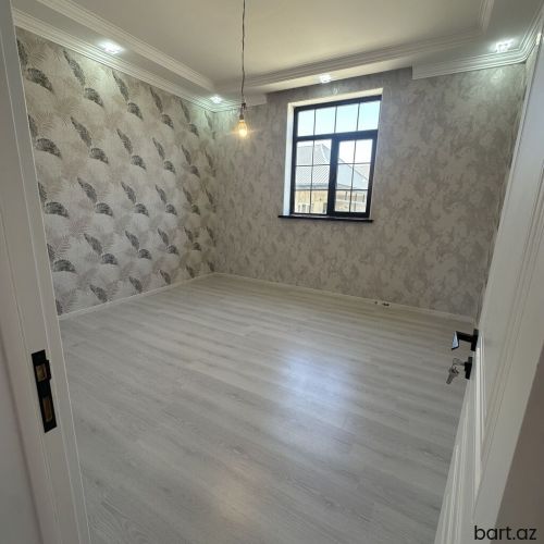 Binəqədi qəs. 5 otaqlı həyət evi satilir.
