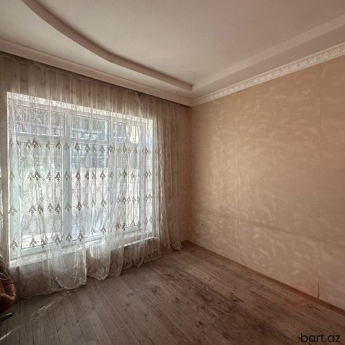Suraxanı 3 otaqlı həyət evi satilir.