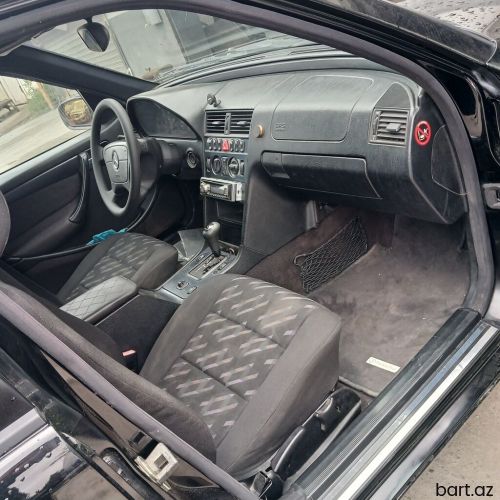 Mercedes-Benz 220: 2.2 l | 1999 il